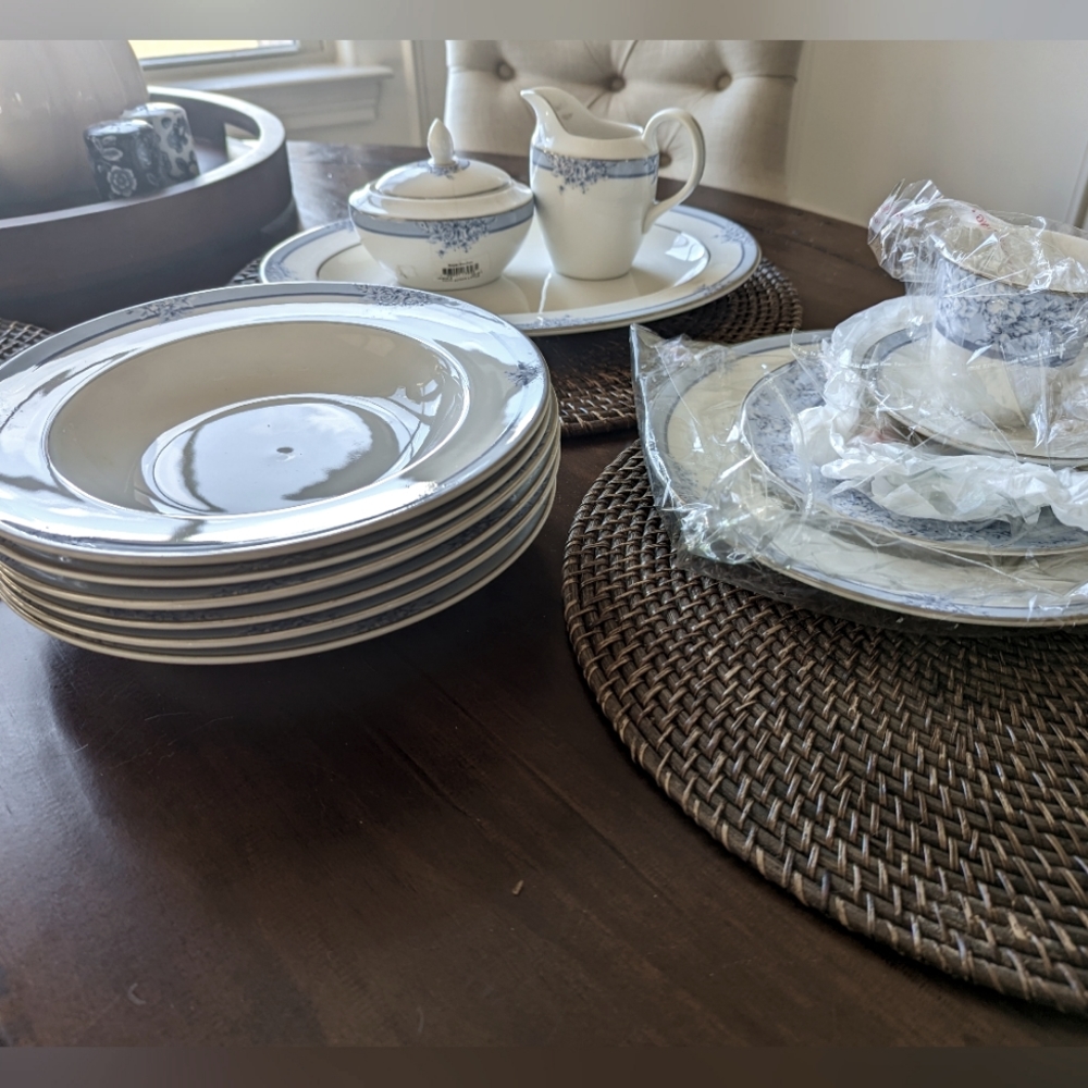 Royal Doulton New Romance Ashley 39 pc Dishes